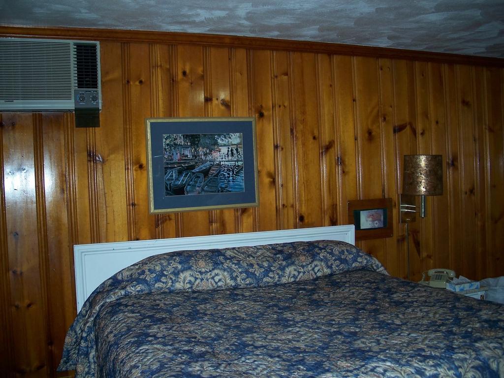 Great Lakes Motel Fremont Room photo