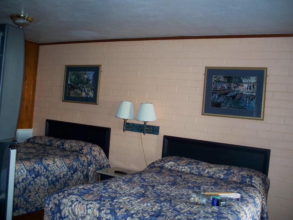 Great Lakes Motel Fremont Room photo